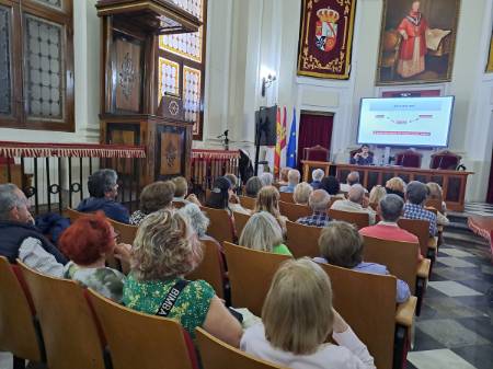 momento-charla-doctora-narvaez-universidad-adultos