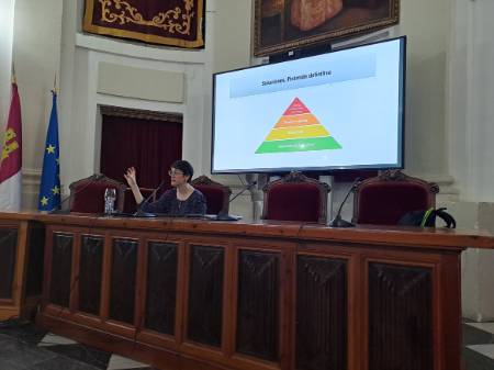 charla-doctora-narvaez-universidad-adultos