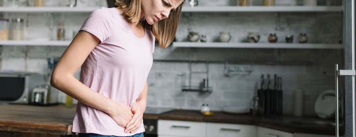 mujer-sufre-de-dolor-de-estomago- sibo - aparato-digestivo-hospital-universitari-dexeus