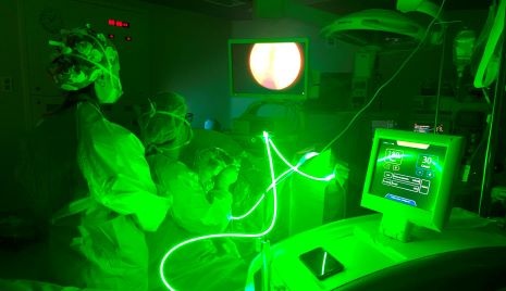 465 laser-verde-urologia-quironsalud-marbella-baja