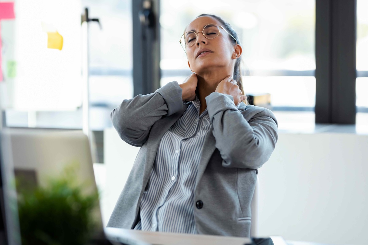 tired-young-woman-with-neck-pain-working-with-her-2024-02-23-05-03-25-utc copia