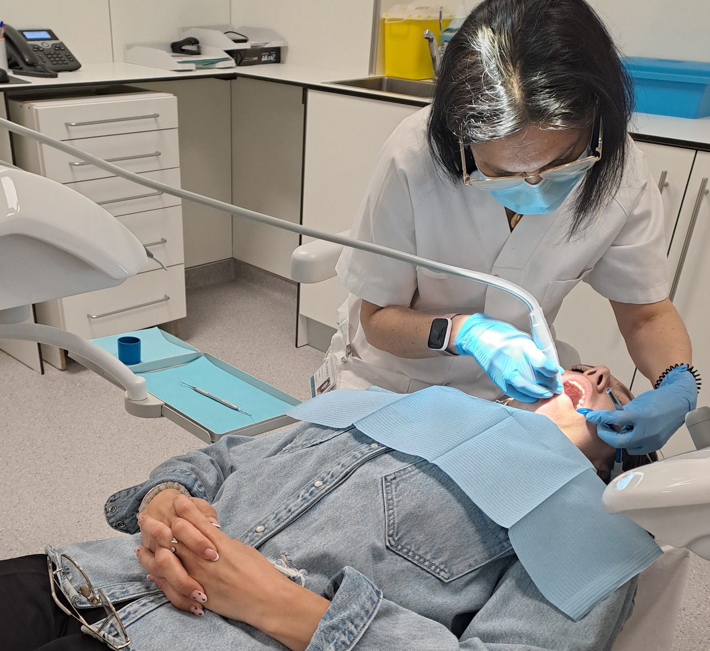 imagen de una revision dental por parte de especialistas