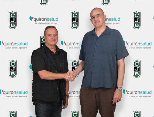 El Dr. Antoni Mora y Juan Antonio Morales, presidente del Joventut, durante la firma del acuerdo