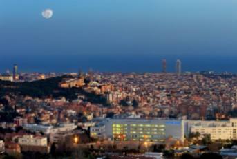 Hospital Quirónsalud Barcelona. Fachada de noche