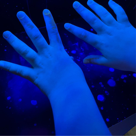 FOTO MANOS LUMINISCENCIA 880X880 (1)