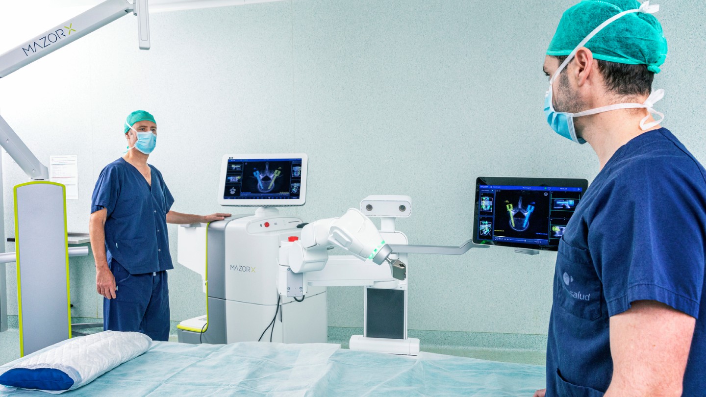 Hospital Quirónsalud Barcelona_ Robot Mazor X_ Dr. Clavel y Dr. Catalá (1)