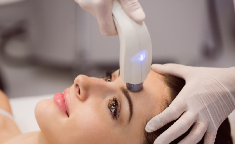 paciente-femenino-que-recibe-tratamiento-cosmetico