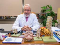 Dr. Villarejo en despacho