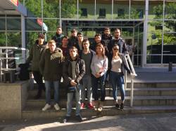 Estudiantes del Instituto de Radio Televisión Española en la puerta del Hospital La Luz después de la grabación