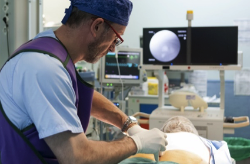 Dr. Alfonso Vidal en quirófano