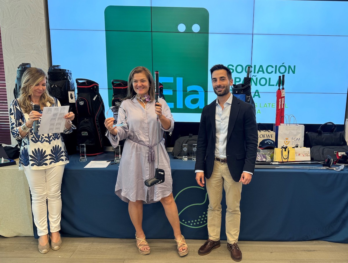 Jesús Gil, director de Operaciones del Hospital Universitario La Luz entregando el premio al primer clasificado de categoría de damas.