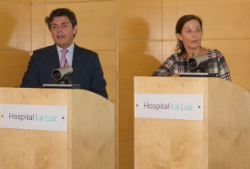 El Dr. Gonzalo Bartolomé y la Dra. Lucia Alonso