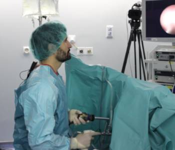 El Dr. Javier Romero Otero durante la cirugía