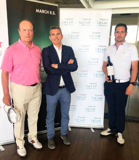 El doctor Manuel Ajuria, cirujano cardiaco del Hospital La Luz, Christian Garriga y Juan Acha, responsable Territorial de Quirónsalud de Honorarios Médicos, posan después Del X Torneo de Golf adEla