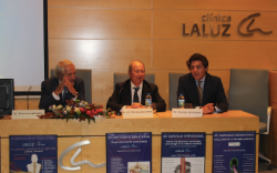 Dr. Francisco Villarejo (Director del Simposium), D. José María Sánchez de la Peña (Presidente del Consejo del Hospital La Luz) y Dr. Gonzalo Bartolomé (Director Hospital La Luz)