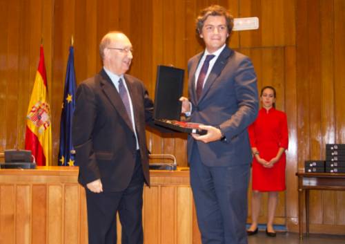 Recogiendo premio