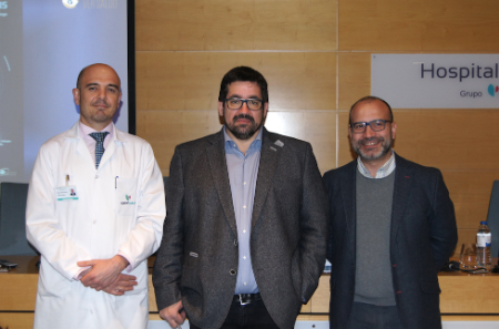 Los doctores Ignacio Maestre, Subdirector Médico del Hospital la Luz, Juan Donate, jefe de Servicio de Oftalmología y el diplomado en óptica José Manuel Tamarit, Business Manager de Blossgroup