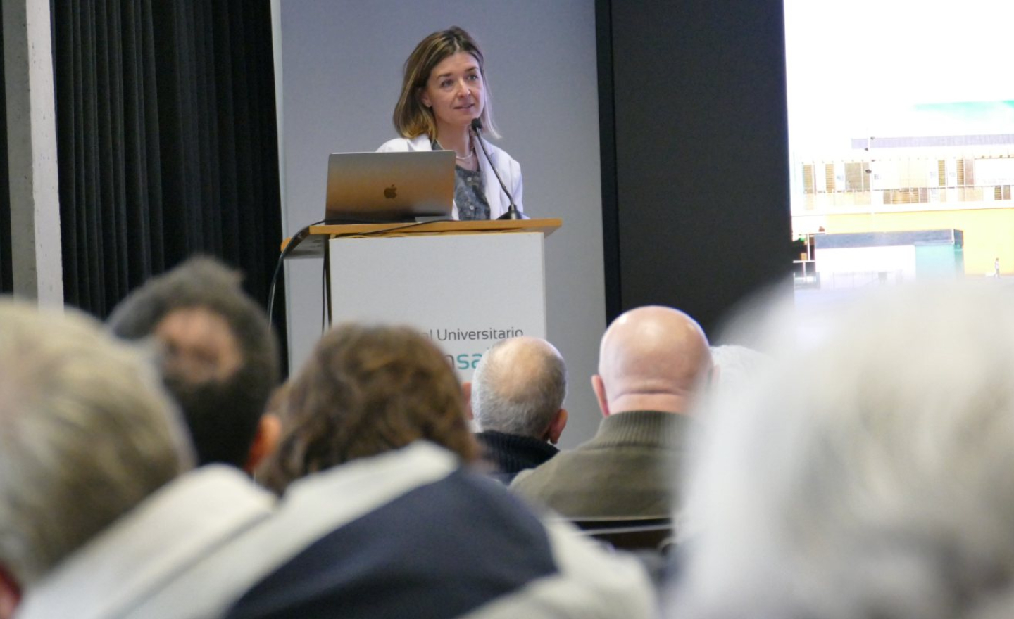 La Dra. Rocío García Cobos durante el Taller para familiares de enfermos con demencia