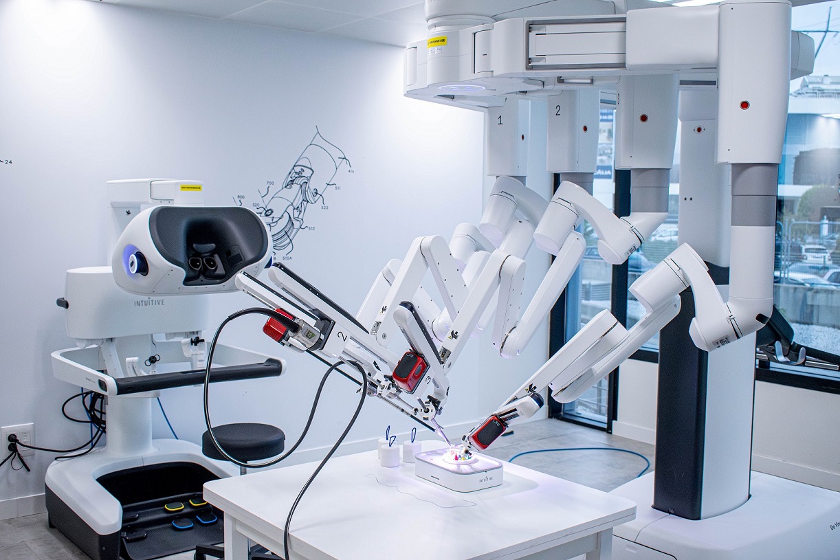 Foto 2 Quirónsalud incorpora en Madrid los primeros 3 robots Da Vinci de última generación de España