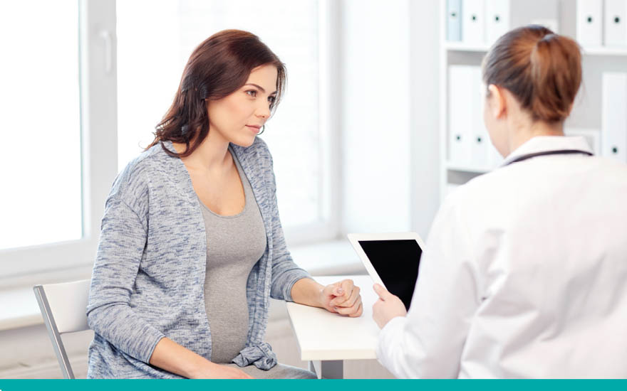 embarazada y doctora