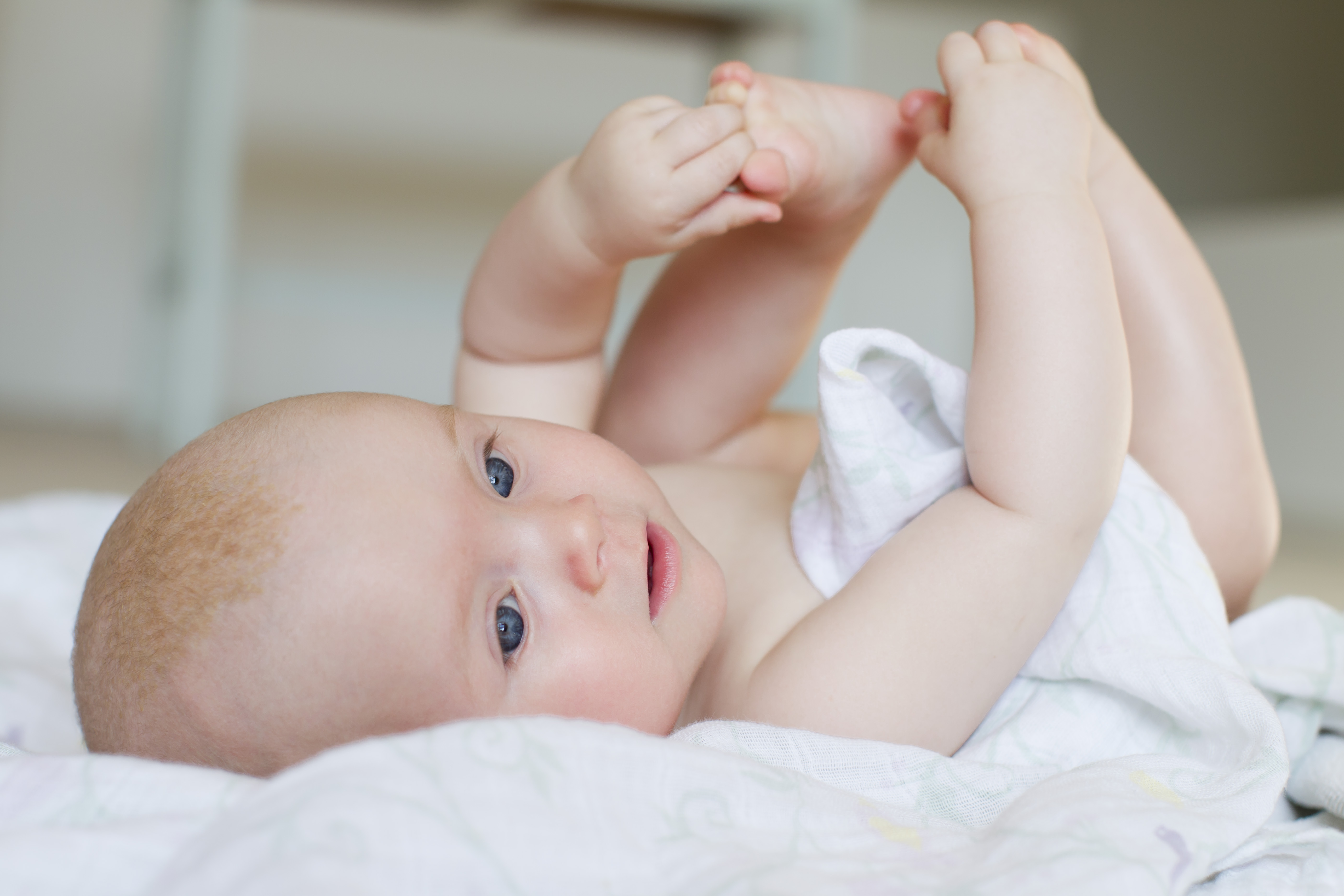 baby-girl-lying-on-back-2022-03-07-23-55-49-utc