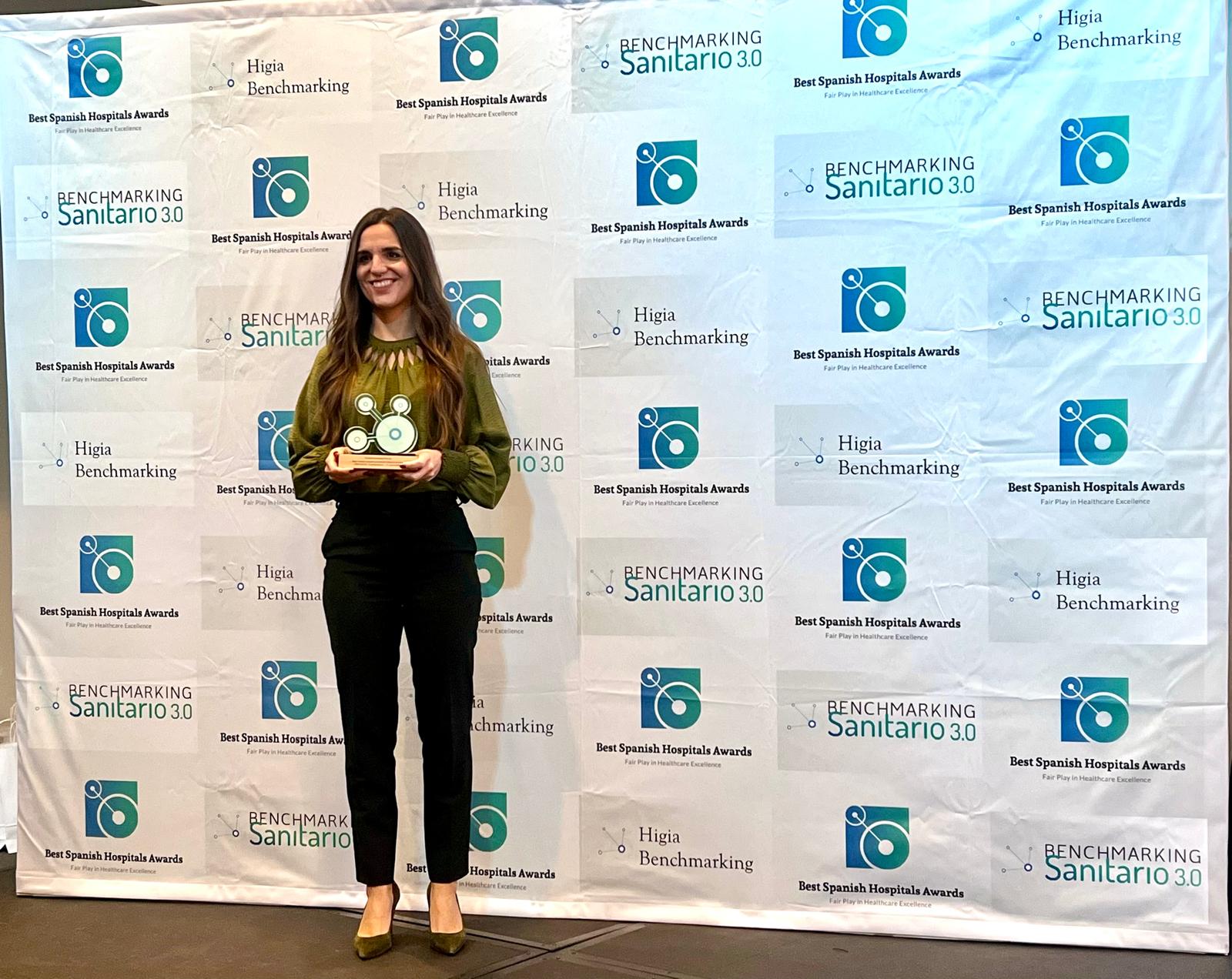 Paula Rodríguez, directora médica del Hospital Quirónsalud Murcia recogiendo el premio