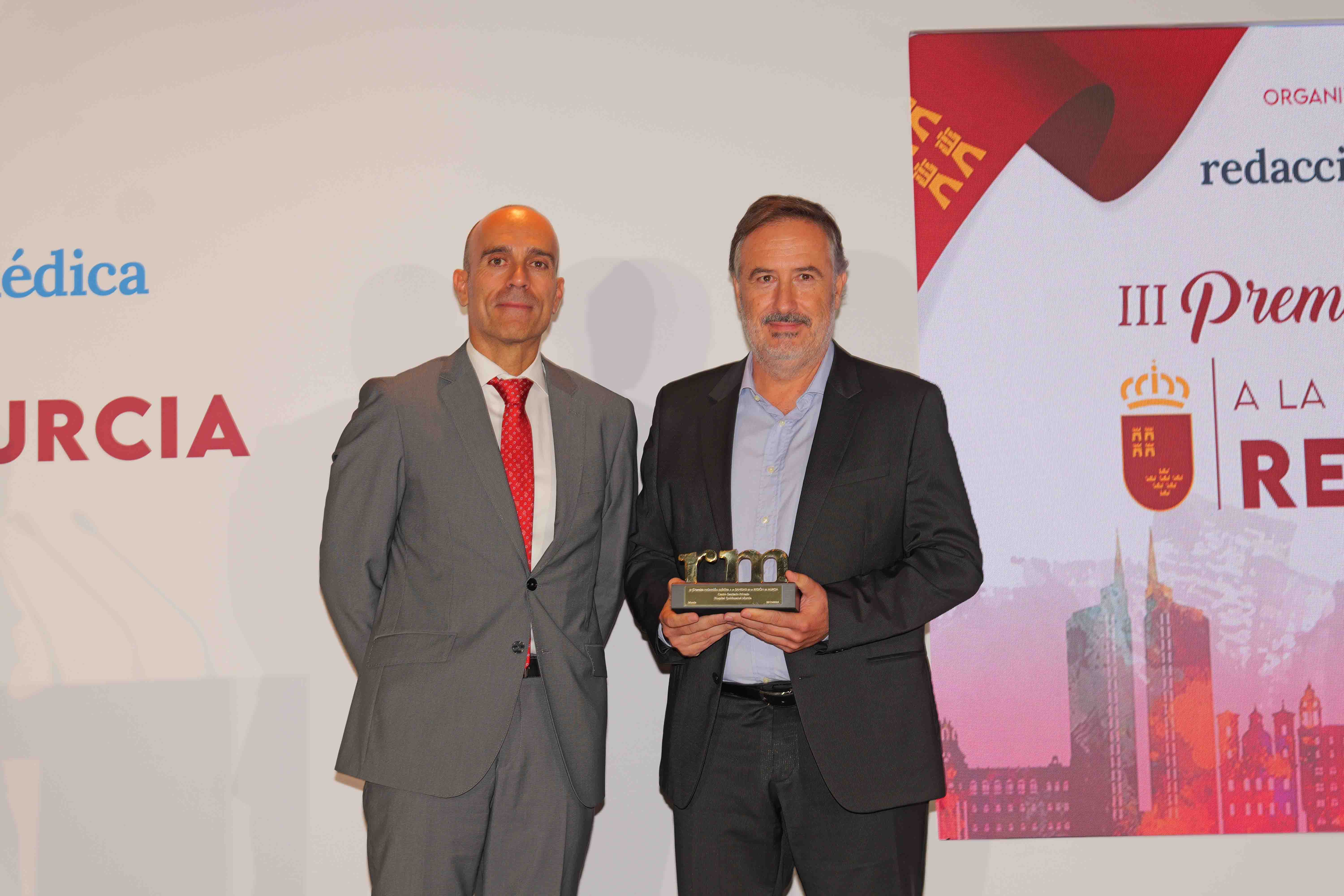 Luis Mesa del Castillo, gerente del hospital Quirónsalud Murcia, recogiendo el galardón Redaccion Médica