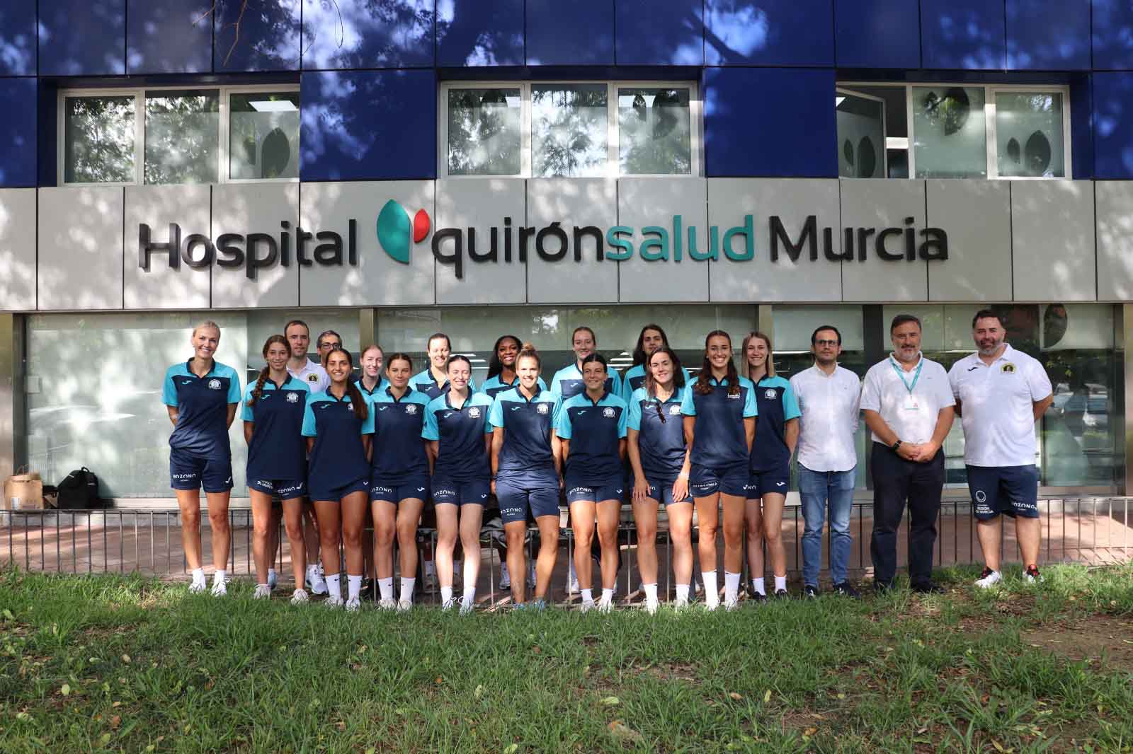 El Equipo de Hozono Jairis a la entrada del Hospital Quirónsalud Murcia