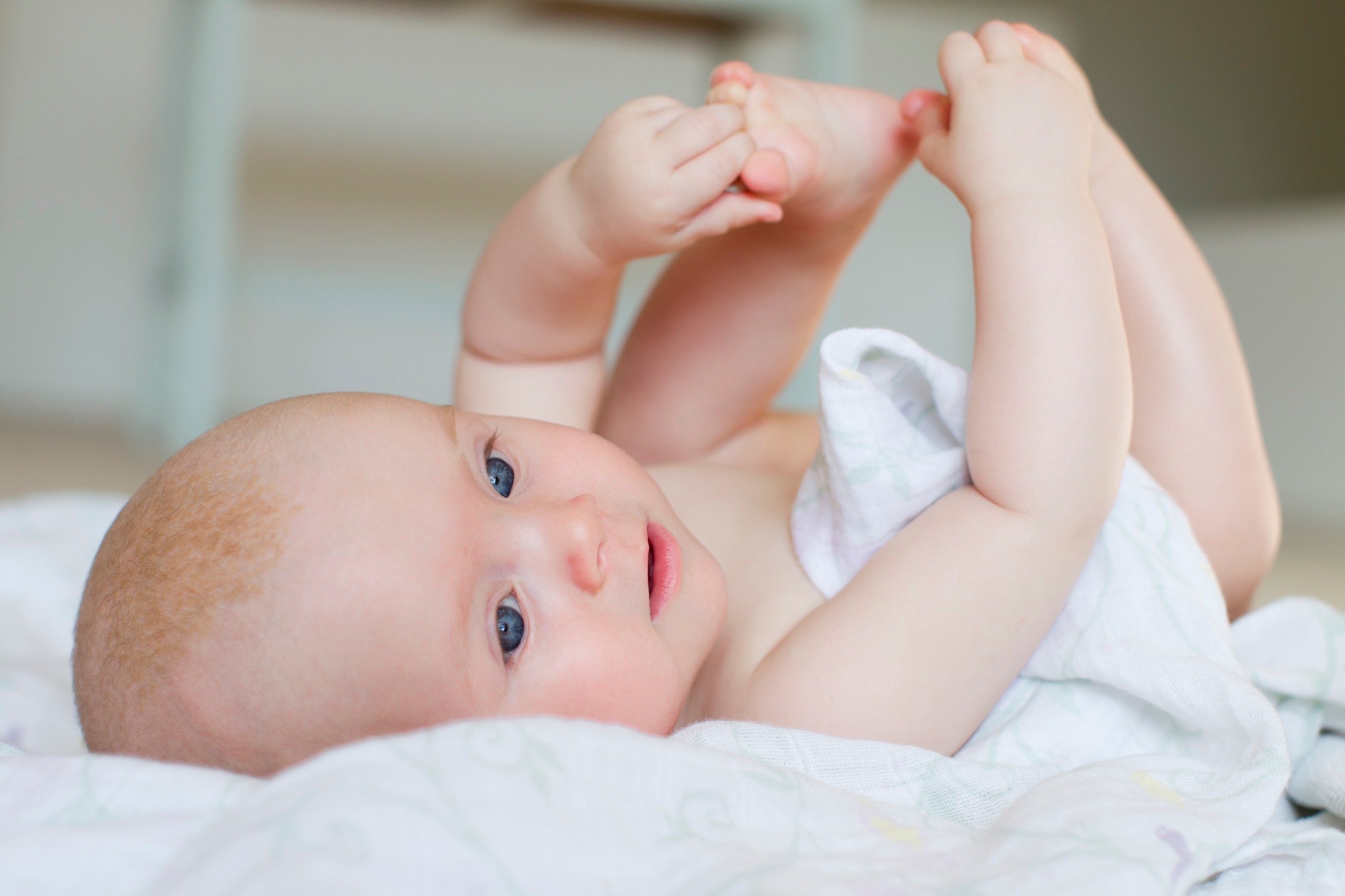 baby-girl-lying-on-back-2022-03-07-23-55-49-utc