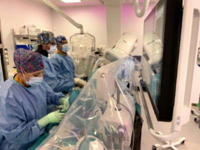 El Dr. Jorge Palazuelos -en el centro-, con otros profesionales de la Unidad durante un cateterismo