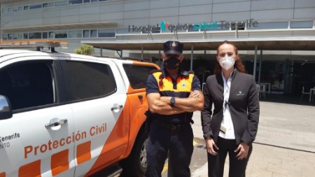 Protección civil recoge los menús solidarios en Quirónsalud Tenerife