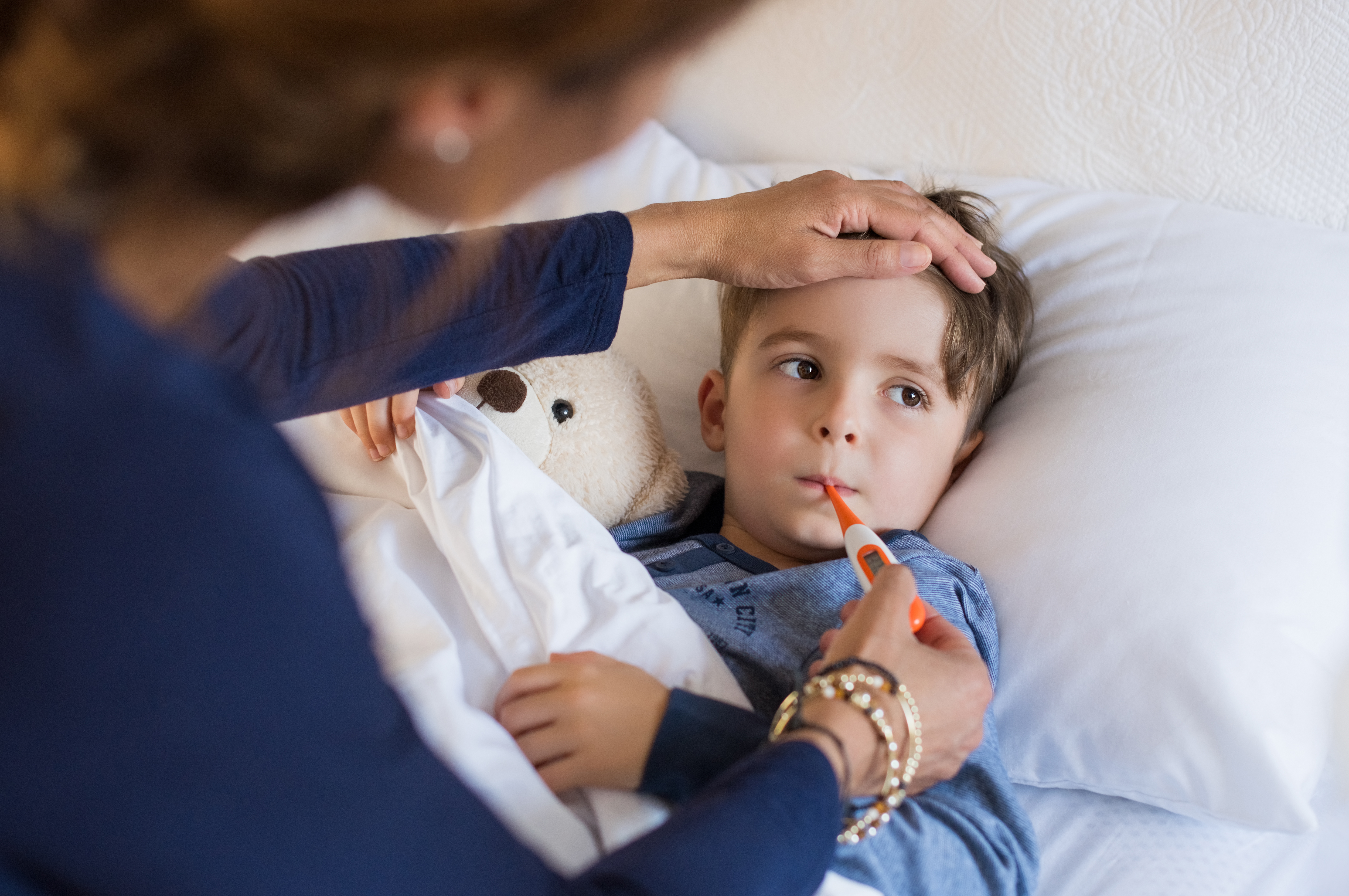 Niño Recién Nacido Bebé Prematuro A Cabo Tranquila, Con Un Chupete