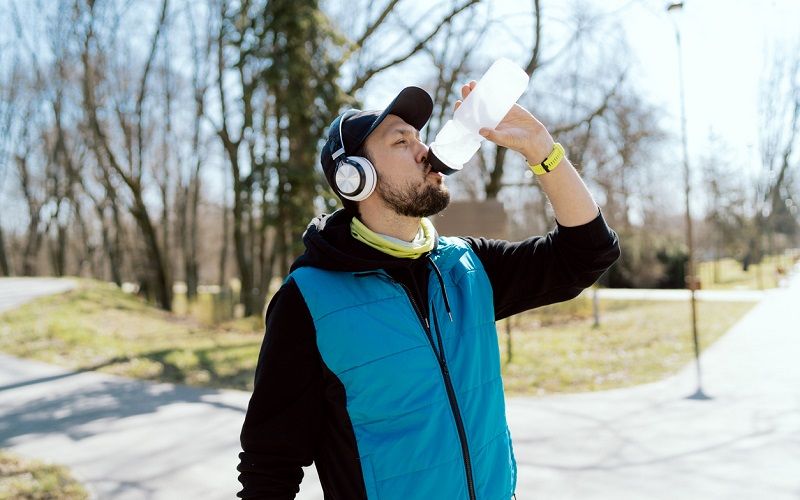 Cómo hidratarse antes, durante y después de una carrera