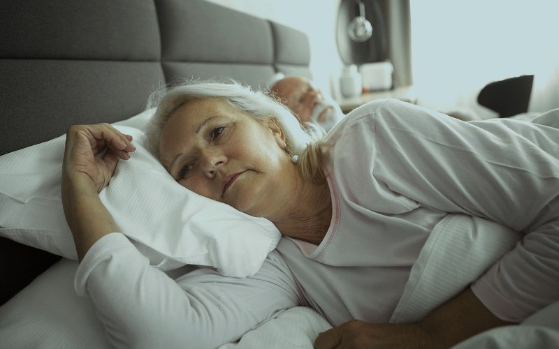 Por qué dormimos peor después de los 65 años