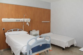 Hospital Quirónsalud Infanta Luisa. Habitación con cama de acompañante