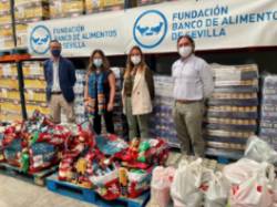 Entrega de productos en el Banco de Alimentos de Sevilla