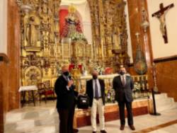 Acto de entrega en la Esperanza de Triana