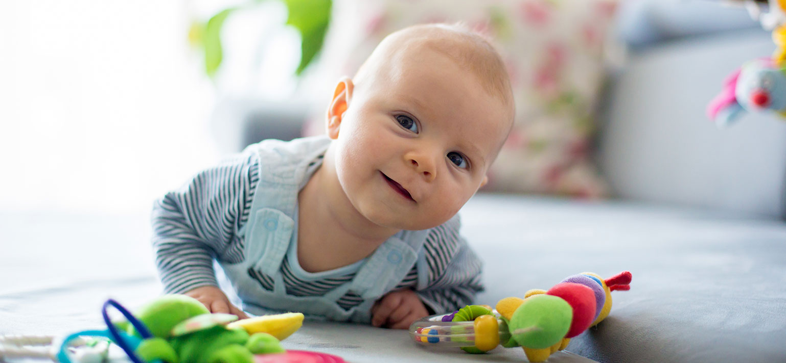 Desarrollo psicomotor de bebés de 3 meses. Hitos del desarrollo