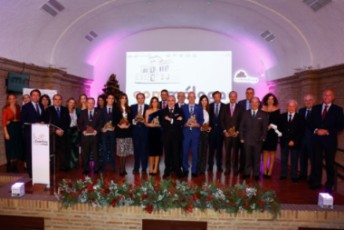 Foto de grupo premiados, junta directiva y autoridades