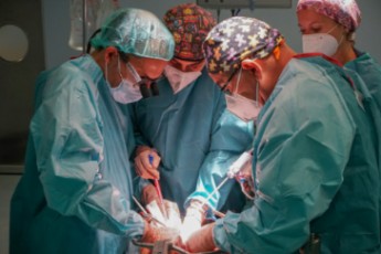 Equipo de Cirugía QS Málaga. Dr. César Ramírez a la izquierda copia