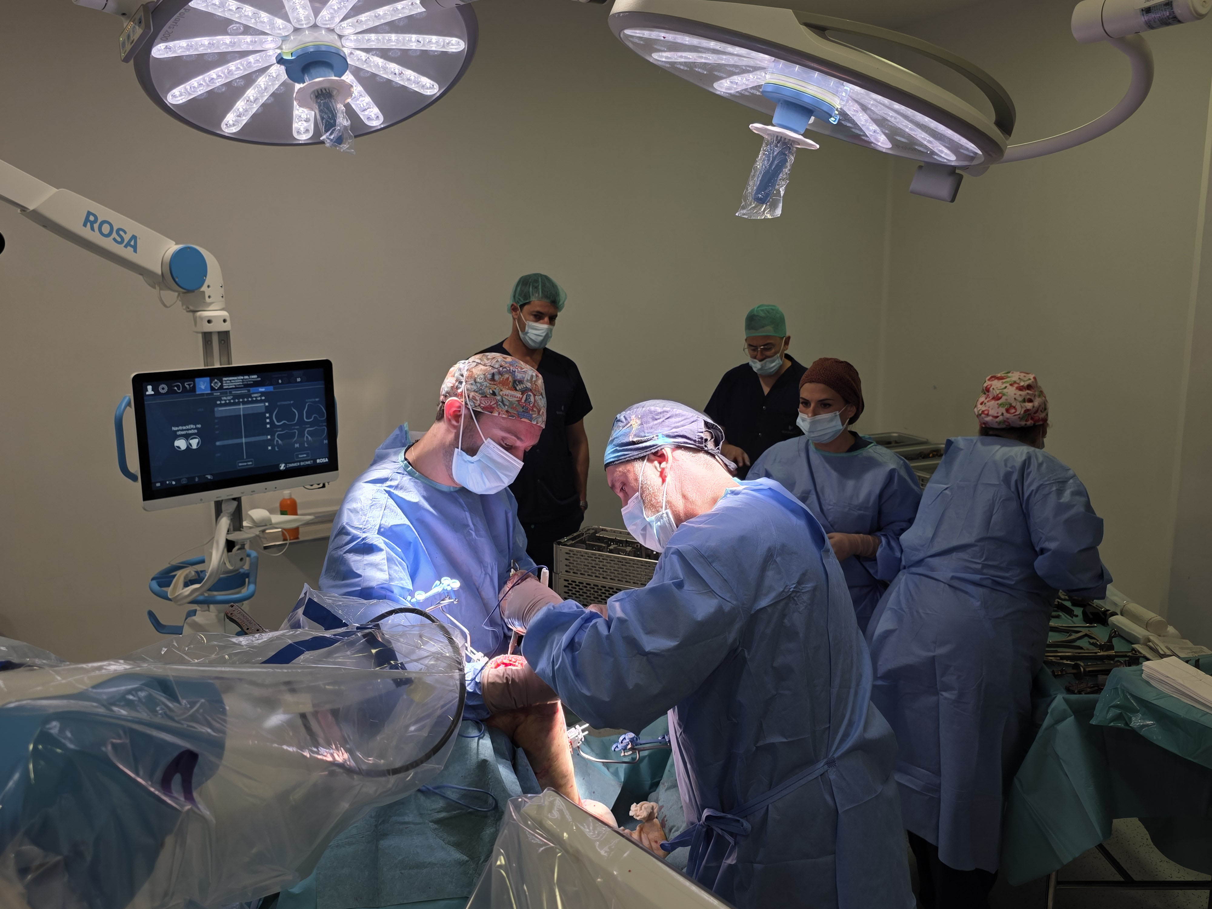 Cirugía robot ROSA. Dr. Dalla Rosa a la derecha -