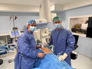 El Dr. Rodrigo de la Oliva (izquierda) Crioanalgesia Quirónsalud Málaga_