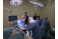 Cirugía robot ROSA. Dr. Dalla Rosa a la derecha -