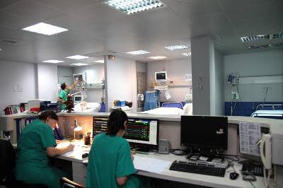 Médicos en la UCI