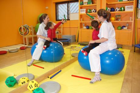 Niña en la unidad de atención temprana con la fisioterapeuta
