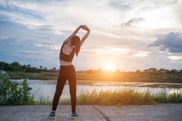 54_mujer-joven-sana-calentamiento-al-aire-libre-entrenamiento-