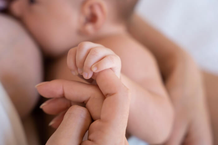 maternidad Hospital El Pilar periodo posnatal con madre e hijo (1)