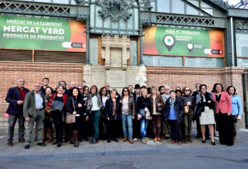 Foto d egrupo visita al mercado. Hospital El Pilar