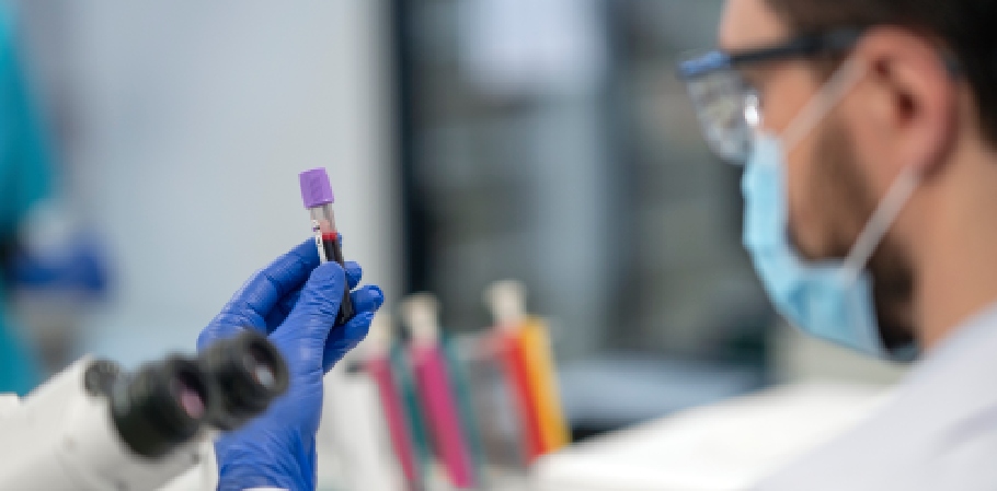 doctor-realizando-investigaciones-medicas-laboratorio_miniatura