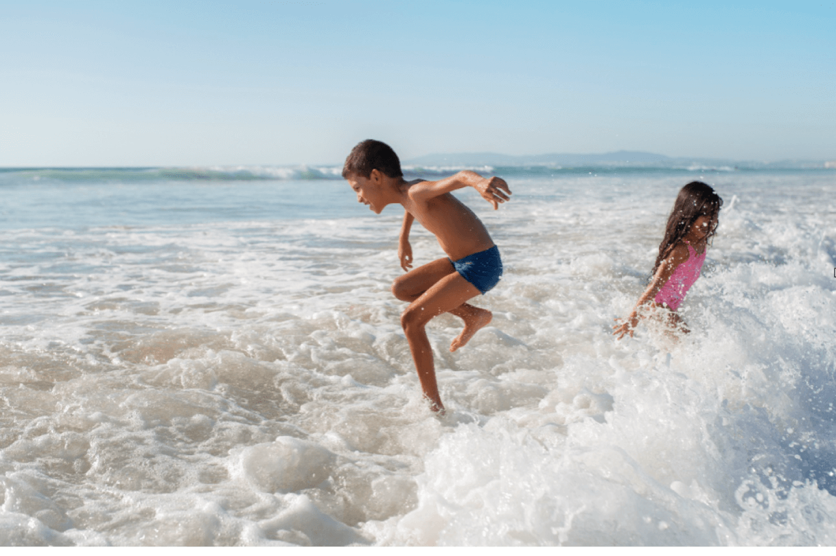 Ninos en la playa (1)